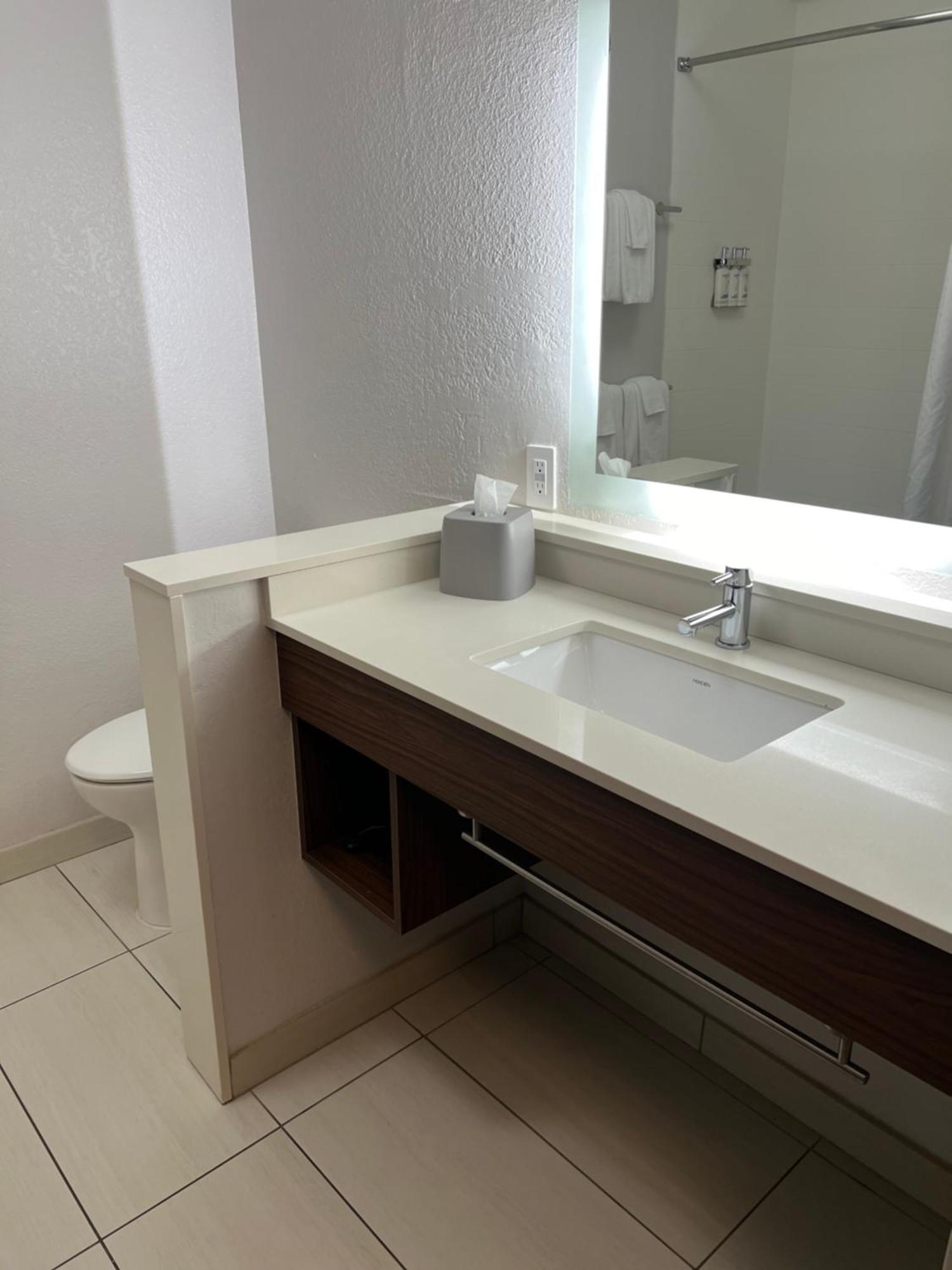 Holiday Inn Express & Suites Mobile - University Area By Ihg Exteriör bild